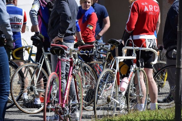 Езда без мотора и стыда: 300 голых велосипедистов проехали по центру Брюсселя