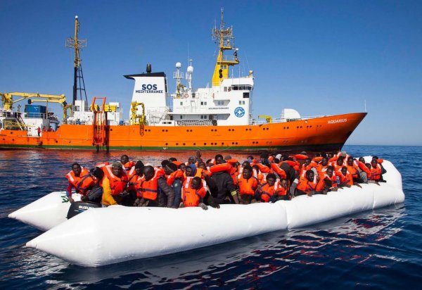 «Врачи без границ» попросили Италию принять корабли с беженцами