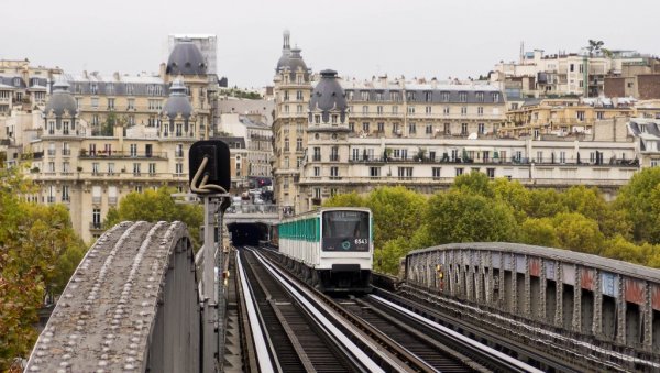 В Париже ограничили движение поездов из-за родов женщины