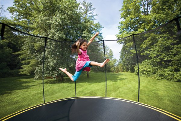 В Дании детям запретили прыгать на батутах и заглядывать в окна