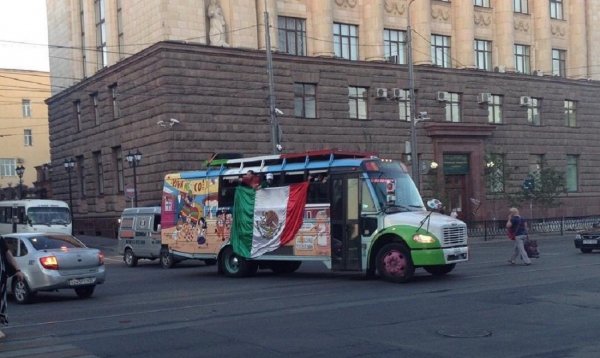 Необычный цветастый автобус с мексиканцами удивил ростовчан
