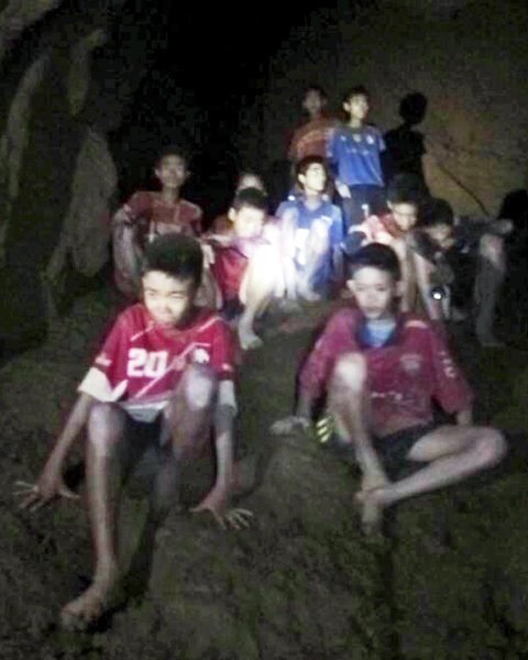 Найденных детей попросили посидеть в пещере Тайланда четыре месяца