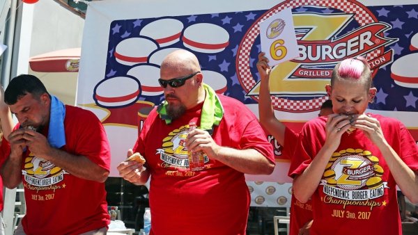 В США худая женщина установила рекорд по поеданию бургеров
