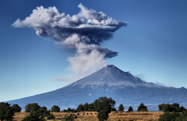 Гори оно синим пламенем:  Туристы любуются извержением голубого вулкана в Индонезии