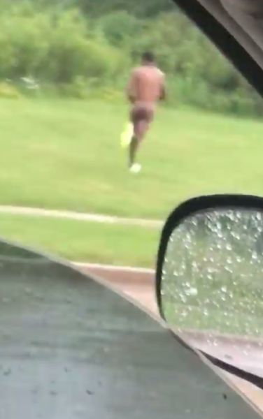 В США по парку бегал голый мужчина с криками: Помогите, её муж вернулся