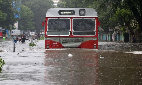 Бесстрашная старушка: В Великобритании в автобусе произошел ужасный потоп