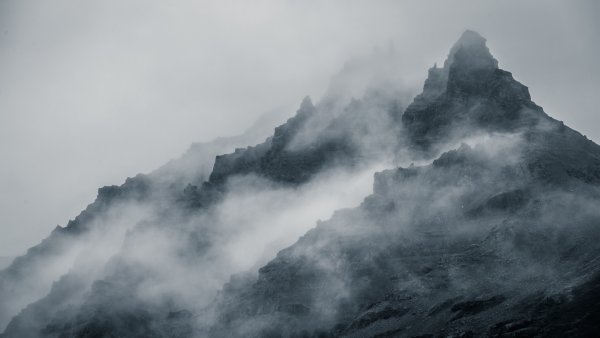 В тумане гор Швеции увидели огромный НЛО