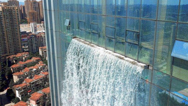 В Китае на небоскребе создали искусственный 108-метровый водопад