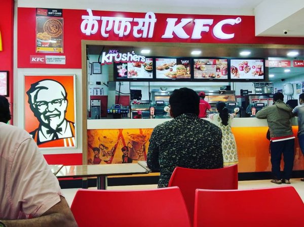 Из-за слишком горячей подливки KFC мальчик попал в больницу