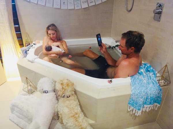 Австралийка ради «лайков» родила в ванной в компании мужа и собак