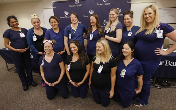 В воде что-то было: В больнице Аризоны забеременели одновременно 16 медсестер
