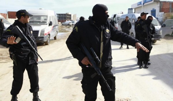 «Избивают и угрожают ножами»: на курортах Туниса орудует банда грабителей