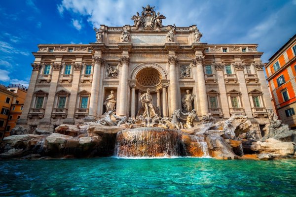 Туристов из России и США оштрафовали за купание в римском фонтане