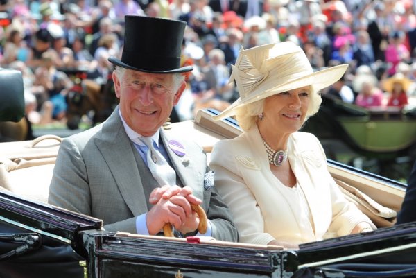 Скандал в королевской семье: Принца Чарльза фанаты заподозрили в супружеской измене