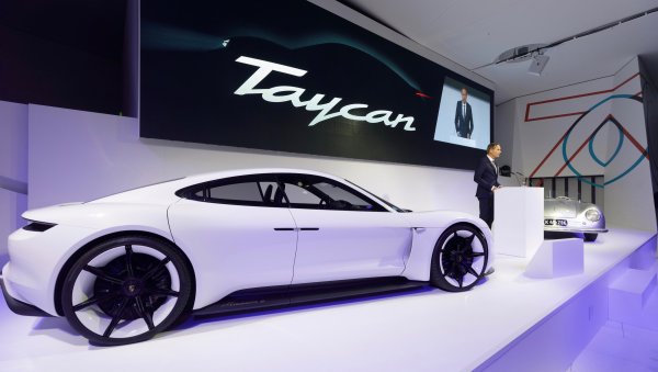 Porsche начала принимать предзаказы на свой первый электрокар Taycan