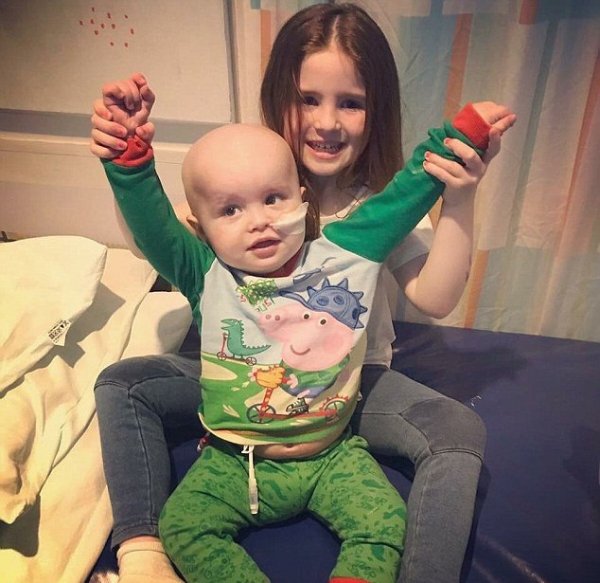 В Великобритании четырехлетняя девочка пожертвовала годовалому брату костный мозг