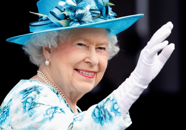 Букингемский дворец показал новый портрет 92-летней королевы Елизаветы II