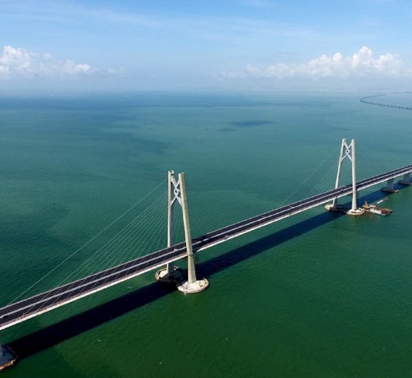 Открылся самый длинный морской мост в мире между Гонконгом и материковым Китаем