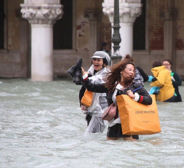 На Венецию обрушился шторм и затопил 75% города