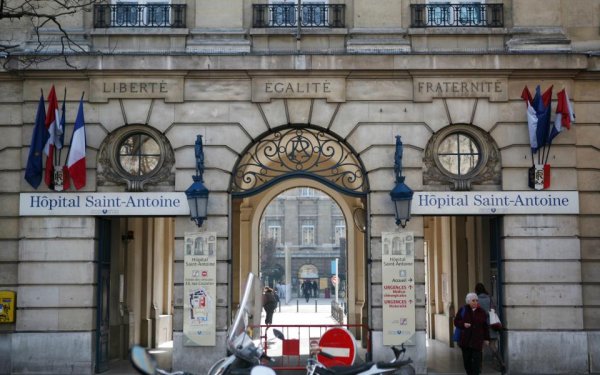 Парижский госпиталь платит донорам по 3700 рублей за фекалии