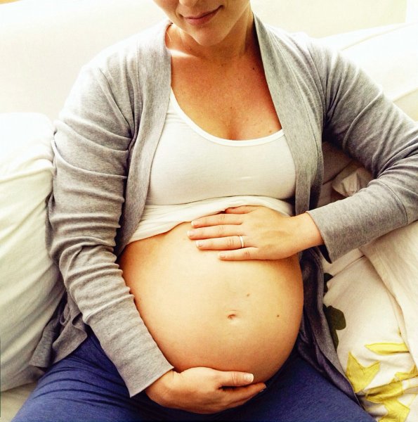 Женщина с таинственной болезнью «превратилась» в беременную