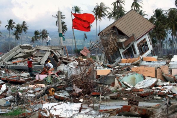 В Сети появилось видео разрушения двух районов в Индонезии