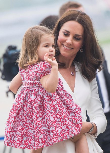 Кейт Миддлтон с принцессой Шарлоттой посетили лондонский паб – СМИ