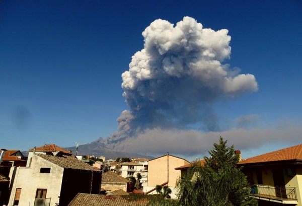 Аэропорт Сицилии, закрытый из-за извержения вулкана, вновь разрешил полёты