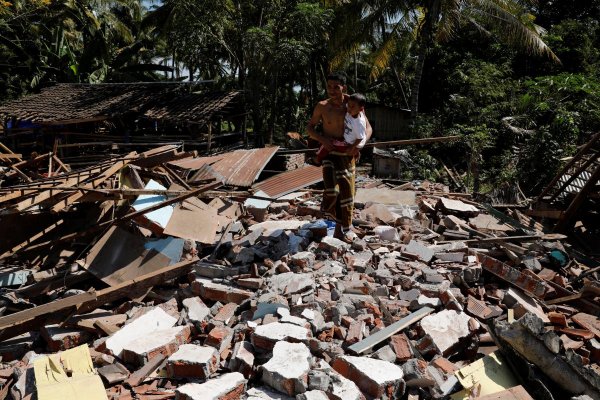 Число погибших от землетрясения и цунами в Индонезии выросло до 832