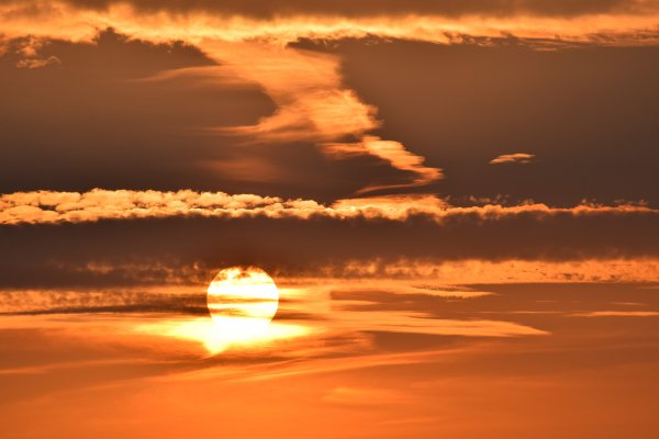 Приближение Нибиру к Земле окрасило небо в оранжевый цвет