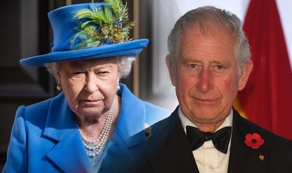 Лучше уж собаки: Королева Елизавета II избегает окружения принца Чарльза