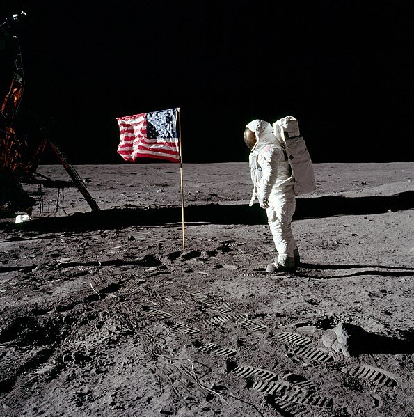 США не высаживались на Луну: Американцы могли подделать скафандр Нила Армстронга